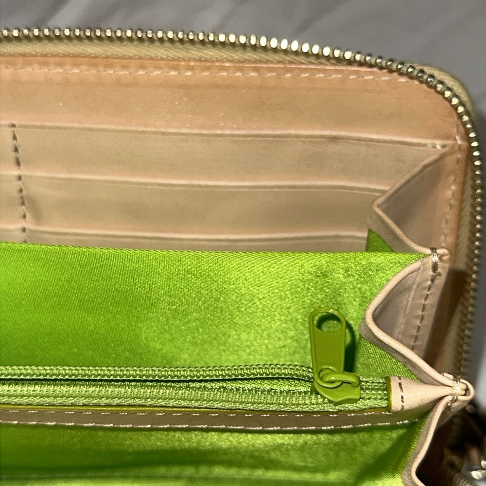 Dooney & Bourke Disney Parks Flower & Garden 25th Anniversary Wallet 2018 - Picture 14 of 17